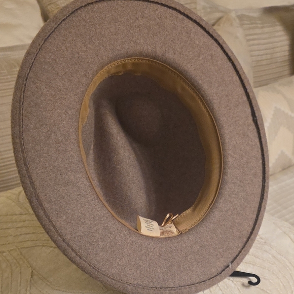 Altar'd State Wool and Polyester Tan Fedora with Gold Chain Accent NWOT - Picture 8 of 12